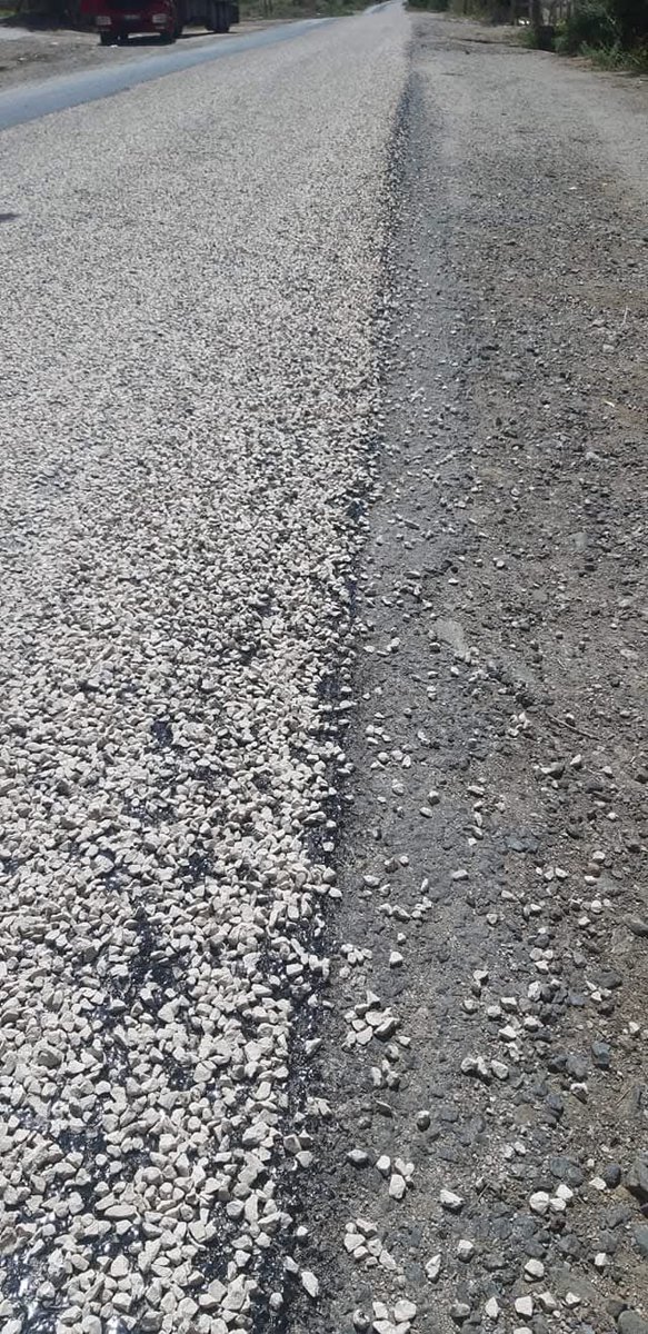 tknmuharrem's tweet photo. Yüksekova-Şemdinli ve Şemdinli-Derecik karayollarında gerçekleştirilen çakıl taşlı serpme asfalt uygulaması, trafik güvenliğini ciddi biçimde olumsuz etkiliyor. Bu uygulama, sürücülerin ve yolcuların can güvenliğini riske atmakta, araçlarda maddi hasara yol açmakta ve ulaşım konforunu tamamen ortadan kaldırmaktadır.

Karayolları ve ilgili kurumların sorumluluğunda olan bu yol çalışmasının, sürücülerin güvenliğini önceleyen standartlarda yapılmaması kabul edilemez. Bu uygulama nedeniyle sürücüler; kazalar, araç camlarında kırılmalar, lastik patlamaları ve sürüş esnasında kayma riskleriyle karşı karşıya kalmaktadır. 

Karayollarının temel amacı, güvenli, konforlu ve sürdürülebilir bir ulaşım sağlamaktır. Ancak, mevcut asfaltlama yöntemi, sürücülerin kontrol kaybına neden olmakta, trafik kazalarına davetiye çıkarmakta ve vatandaşlarımızın güvenliğini riske atmaktadır.

Sürücülerin ve yolcuların can güvenliğini tehlikeye atan bu uygulamalardan vazgeçilmeli, güvenli, kalıcı ve standartlara uygun asfalt çalışmalarının yapılması gerekmektedir. Karayolları yetkililerinin sorumluluk bilinciyle hareket ederek bu soruna kalıcı çözüm üretmelerini bekliyoruz. 

@UABakanligi 
@KarayollariGM 
@HakkariValiligi 
@TCSemdinli 
@TC_Derecik