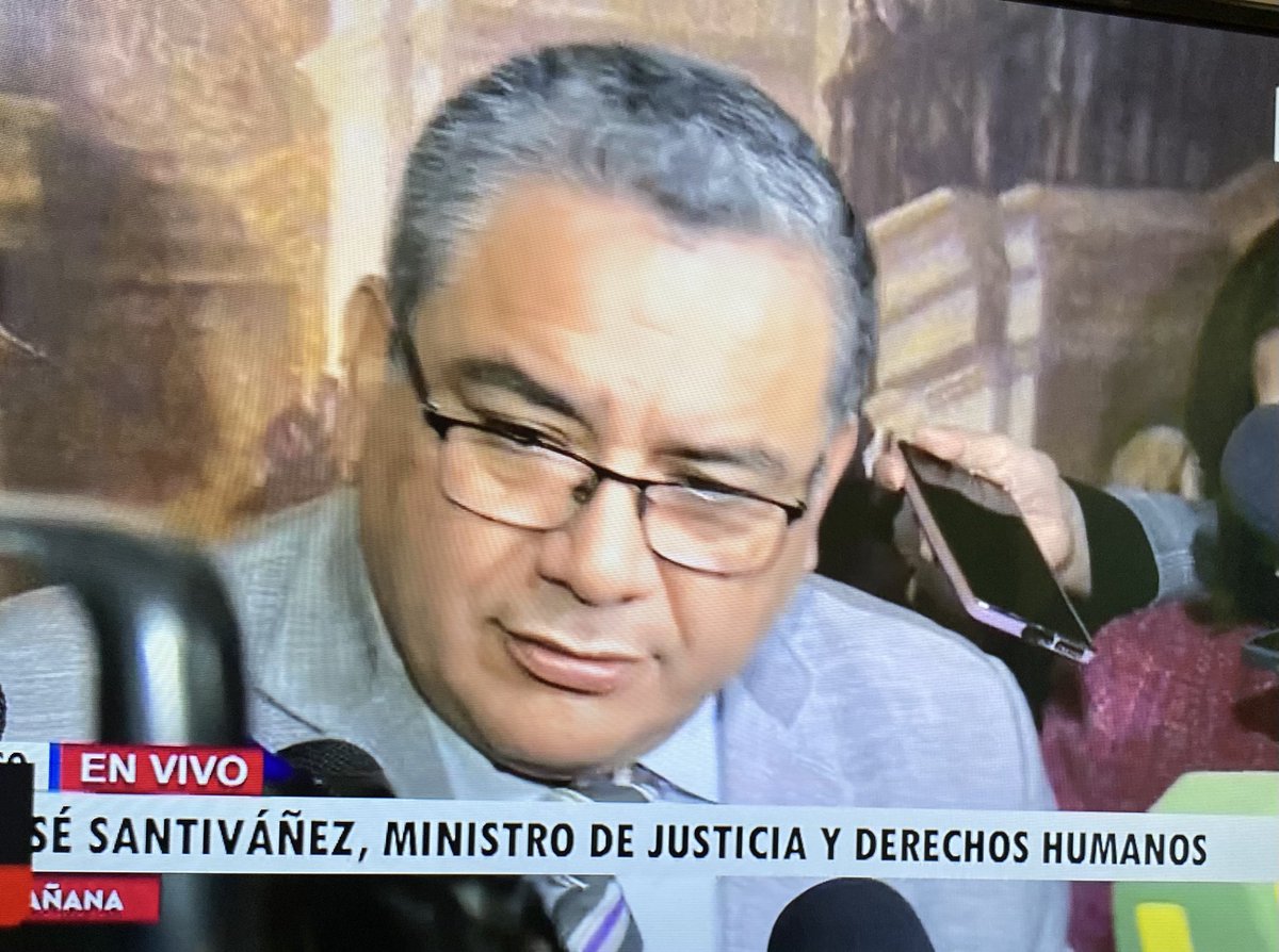 Santiváñez desmereciendo las declaraciones del ex PNP que señaló las corrupciones en la institución. Dice que no se puede creer a alguien con tantas investigaciones en su haber…lástima que los periodistas no reaccionen para decirle que las suyas tampoco serían creíbles!