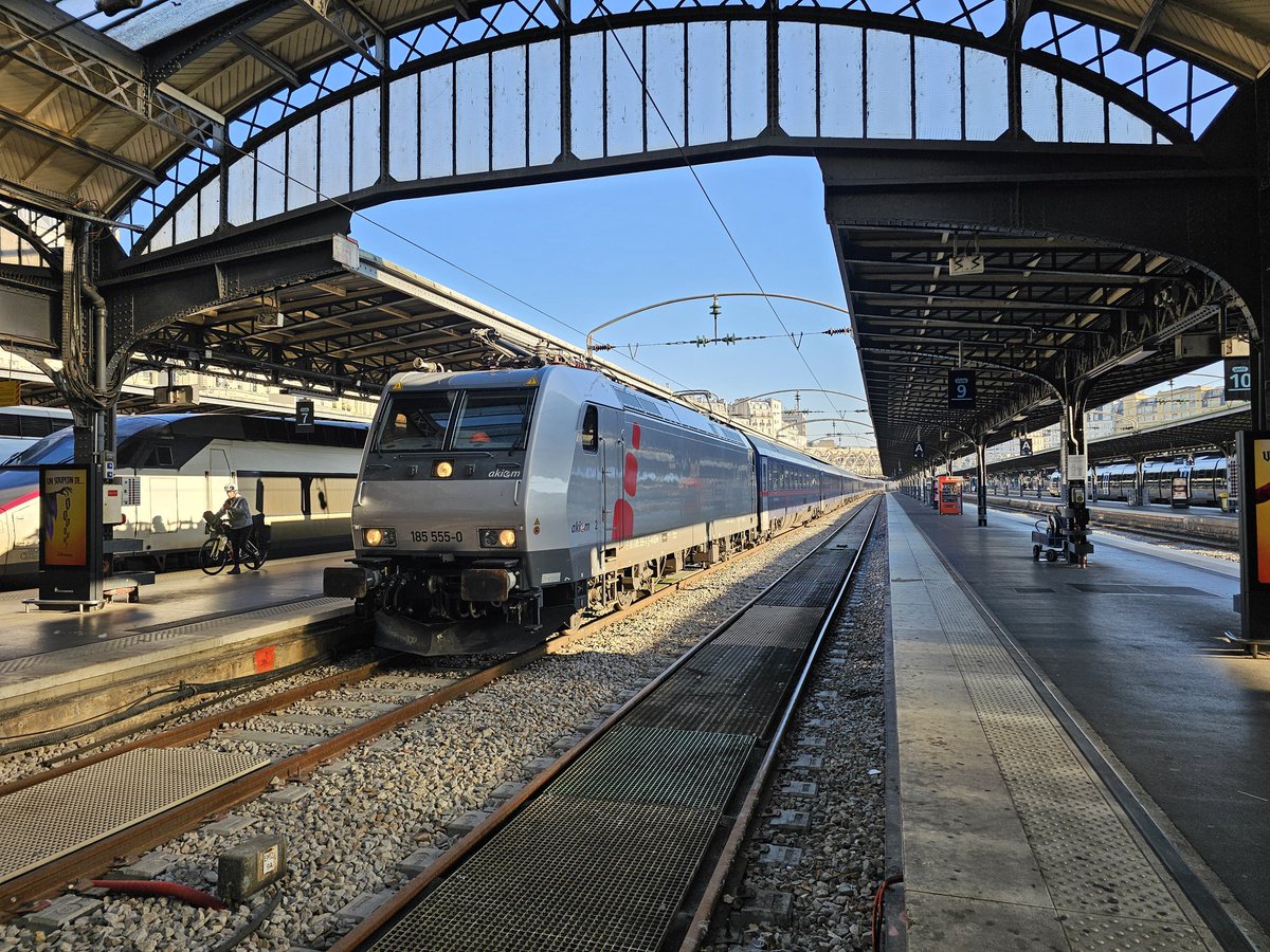 Le 326 de ce matin. On va tâcher de profiter un maximum avant la fin. A croire que le ferroviaire "classique" n'a aucun avenir dans notre pays. Dommage.