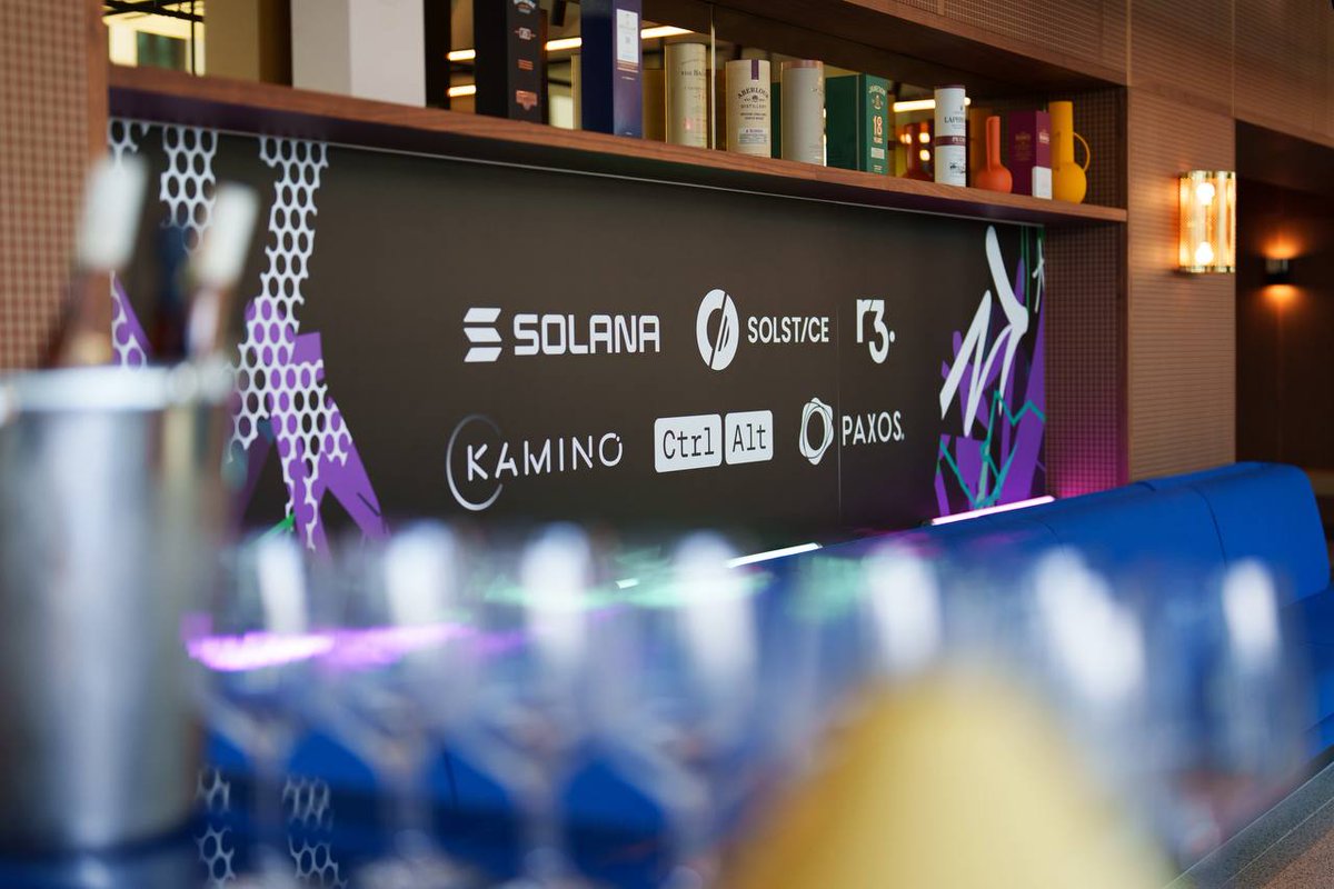 Sibos 사이드 이벤트 바에 전시된 Solana 생태계 로고들