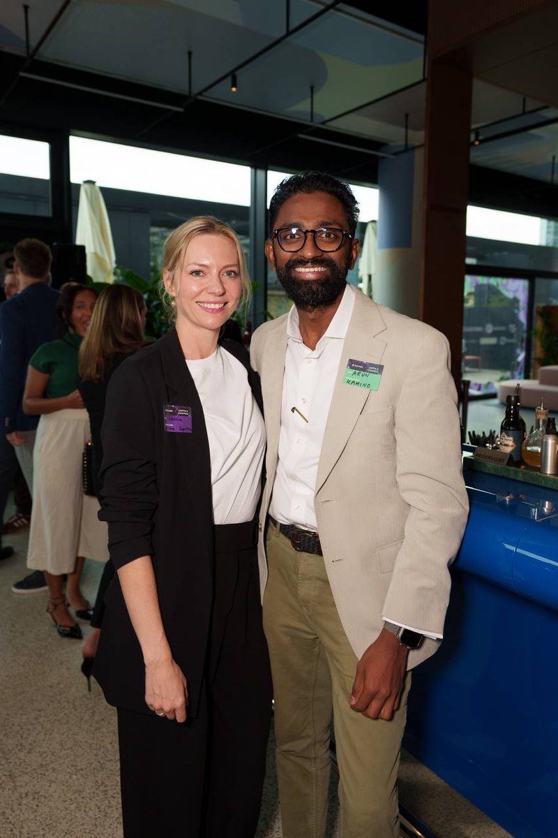 Sibos에서 열린 Solana 사이드 이벤트에서 포즈를 취하는 참석자들