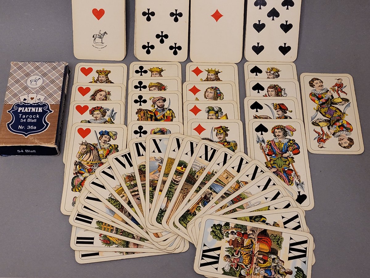 AustriaVintage's tweet image. Seltenes Fundstück 🎴 Ein originales Tarock-Spielkartenset von Piatnik, Wien ca. 1950. Mit 54 Karten + 22 Tarockkarten im Originaletui – ein Muss für Sammler! ✨

#Vintage #Spielkarten #Tarock #Piatnik #Sammlerstück #Kartenspiel 

tinyurl.com/y6pna3xf
tinyurl.com/t6zhb3aw