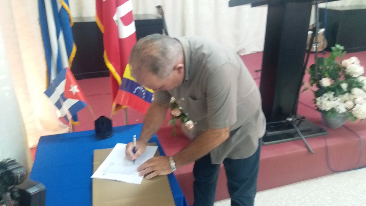 Saludamos las muestras de apoyo de los campesinos cubanos a #Venezuela.
En la sede de la <a href="/anap_cuba/">Asociación Nacional de Agricultores Pequeños</a>, recopiladas firmas en acto político-cultural presidido por <a href="/FelixDuarteOrte/">Félix Duartes Ortega</a>.
#CubaConVenezuela