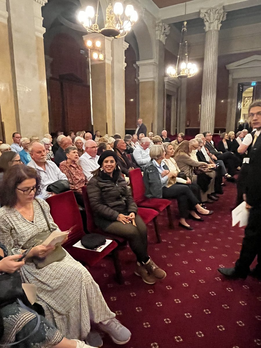 Cjmari's tweet photo. Concierto con la Orquesta Residenz de Viena, me sentí como si fuera parte de la Corte 🥰 una belleza completa https://t.co/91DgZG73J6
