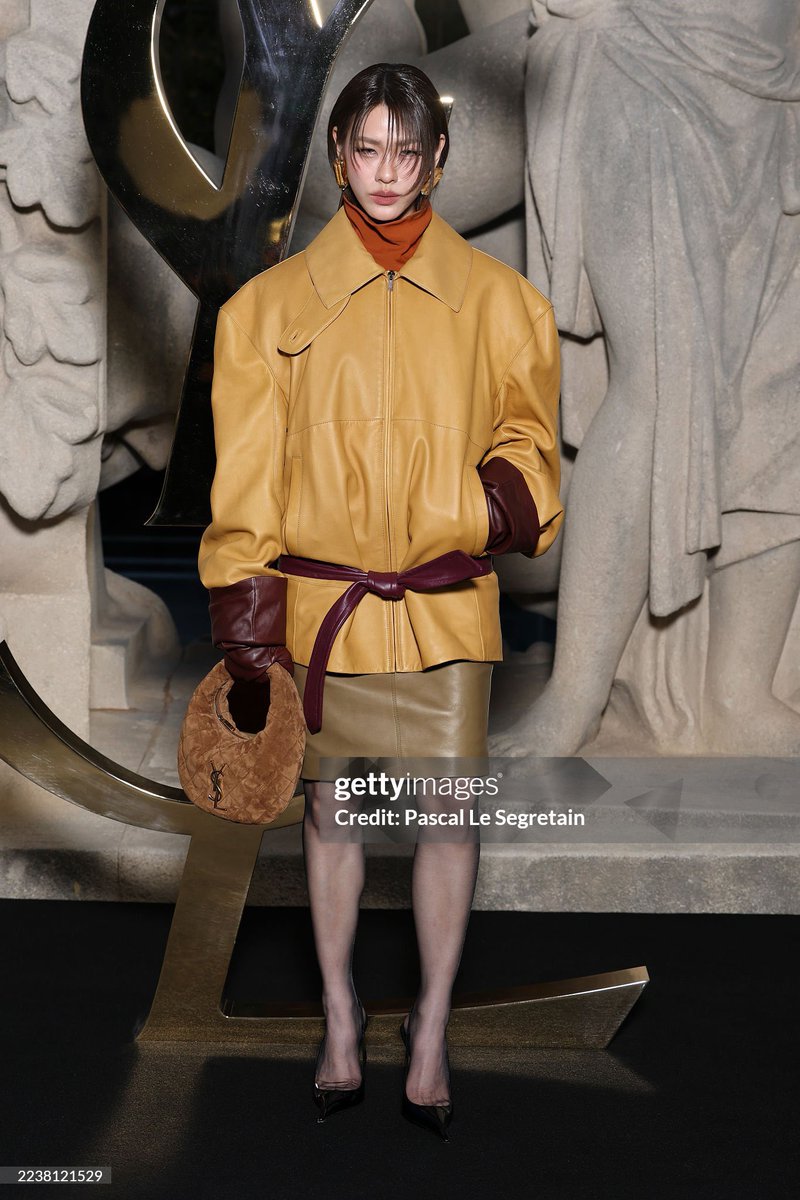vvvvvawawov's tweet image. gettyพี่มี่จิกกล้องแตก🧡

GORGEOUS THASORN IN PFW26
#YSLWomenSummerXEMI #YSLSS26xEmiThasorn #SAINTLAURENT 
#YSL @YSL #emiamily @emiamily