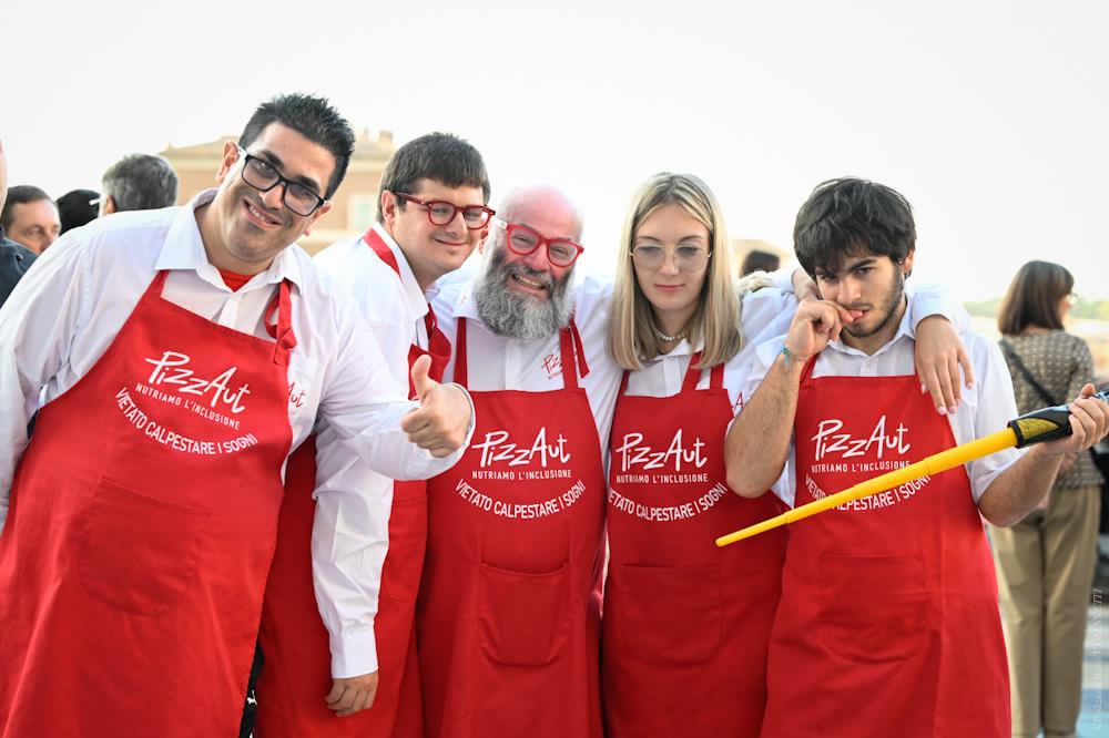 poliziadistato's tweet image. Ospiti d'eccezione in questa serata all'insegna dell'inclusione e della solidarietà sono i ragazzi di @AIPDnazionale (Associazione persone down), #Aias (Associazione assistenza spastici), #Juppiter, #PizzaAut e  #ProgettoFilippide
#29settembre #ivaloricheciuniscono