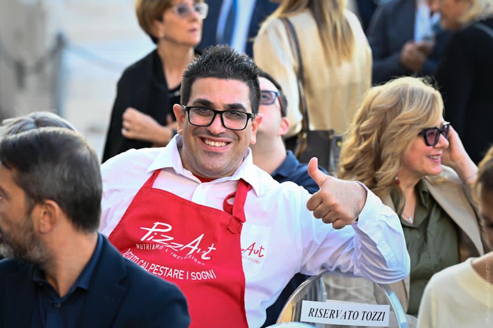 poliziadistato's tweet image. Ospiti d'eccezione in questa serata all'insegna dell'inclusione e della solidarietà sono i ragazzi di @AIPDnazionale (Associazione persone down), #Aias (Associazione assistenza spastici), #Juppiter, #PizzaAut e  #ProgettoFilippide
#29settembre #ivaloricheciuniscono