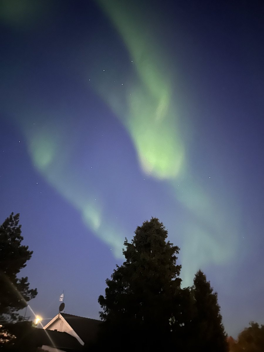 NLSKiruna's tweet photo. Northern lights tonight #northernlights #auroraborealis #aurora  #travel #naturephotography #photography #northernlightsphotos #lapland #nightsky #landscape   #night #auroraboreale #arctic #earth #photooftheday #auroraboreal #auroras #beautiful #sweden #kiruna https://t.co/VKtdyTpi5u