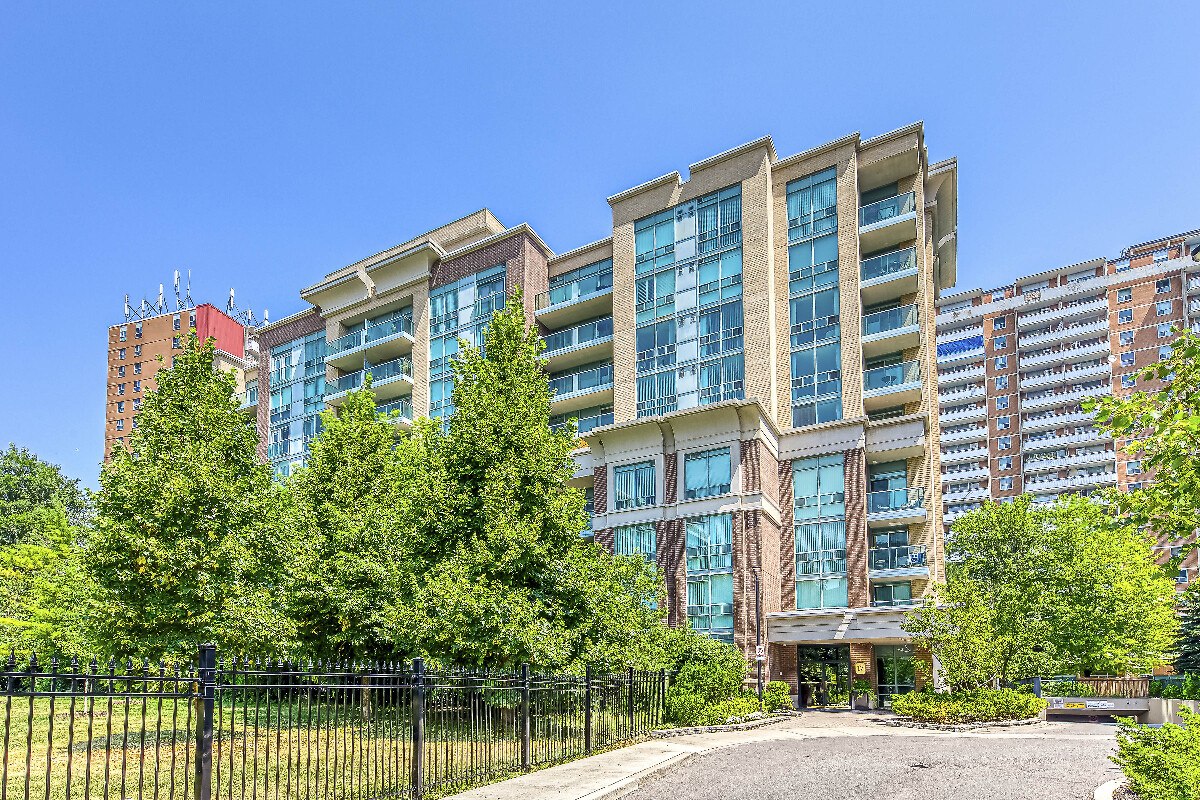 KeithJasperRE's tweet photo. Check out this home! Bright &amp; Spacious 2-Bedroom + Den Suite in Islington Village! Over 1,000 sq ft, 2 full baths, balcony with park views and sunsets. Features a custom white kitchen with granite counters, separate dining room .. https://t.co/SkaSvP8s00 https://t.co/9yrRxRJBNt