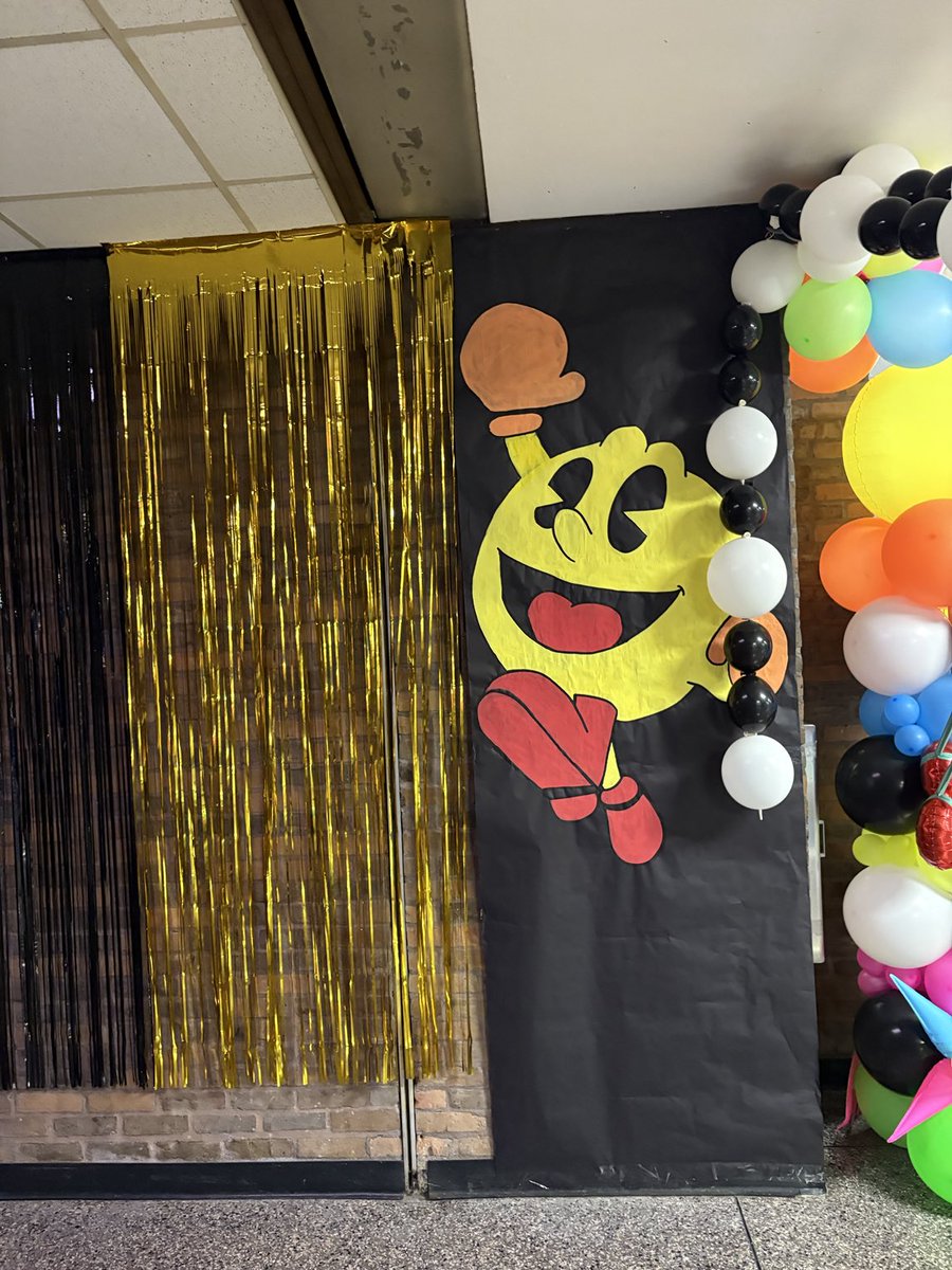 FWoodG's tweet photo. FHS excited to decorate our hallways for “HOCO Week”! Go Mustangs! #EveryKidEveryDay ⁦@fhsmustangs⁩ ⁦@FisdLearning⁩ https://t.co/KZDNHs4tLk