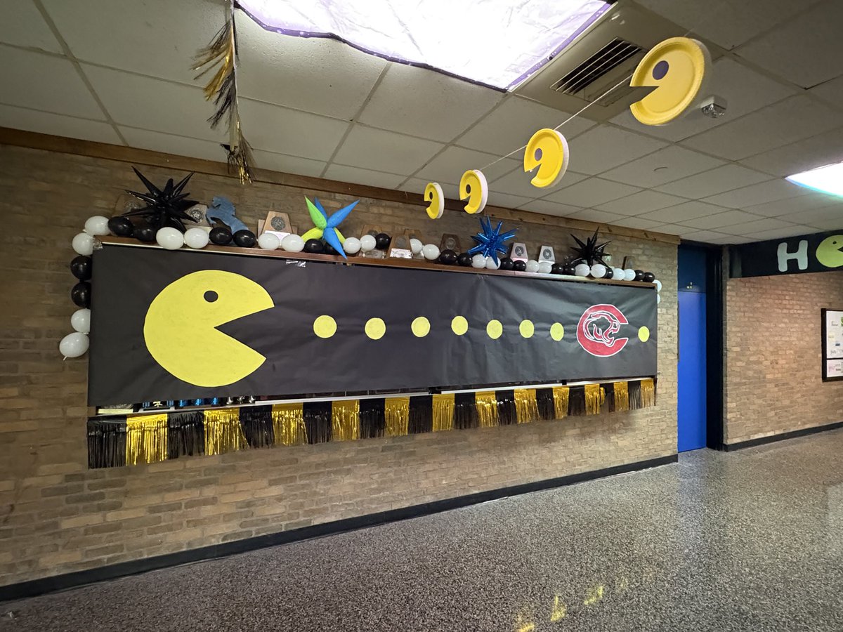 FWoodG's tweet photo. FHS excited to decorate our hallways for “HOCO Week”! Go Mustangs! #EveryKidEveryDay ⁦@fhsmustangs⁩ ⁦@FisdLearning⁩ https://t.co/KZDNHs4tLk