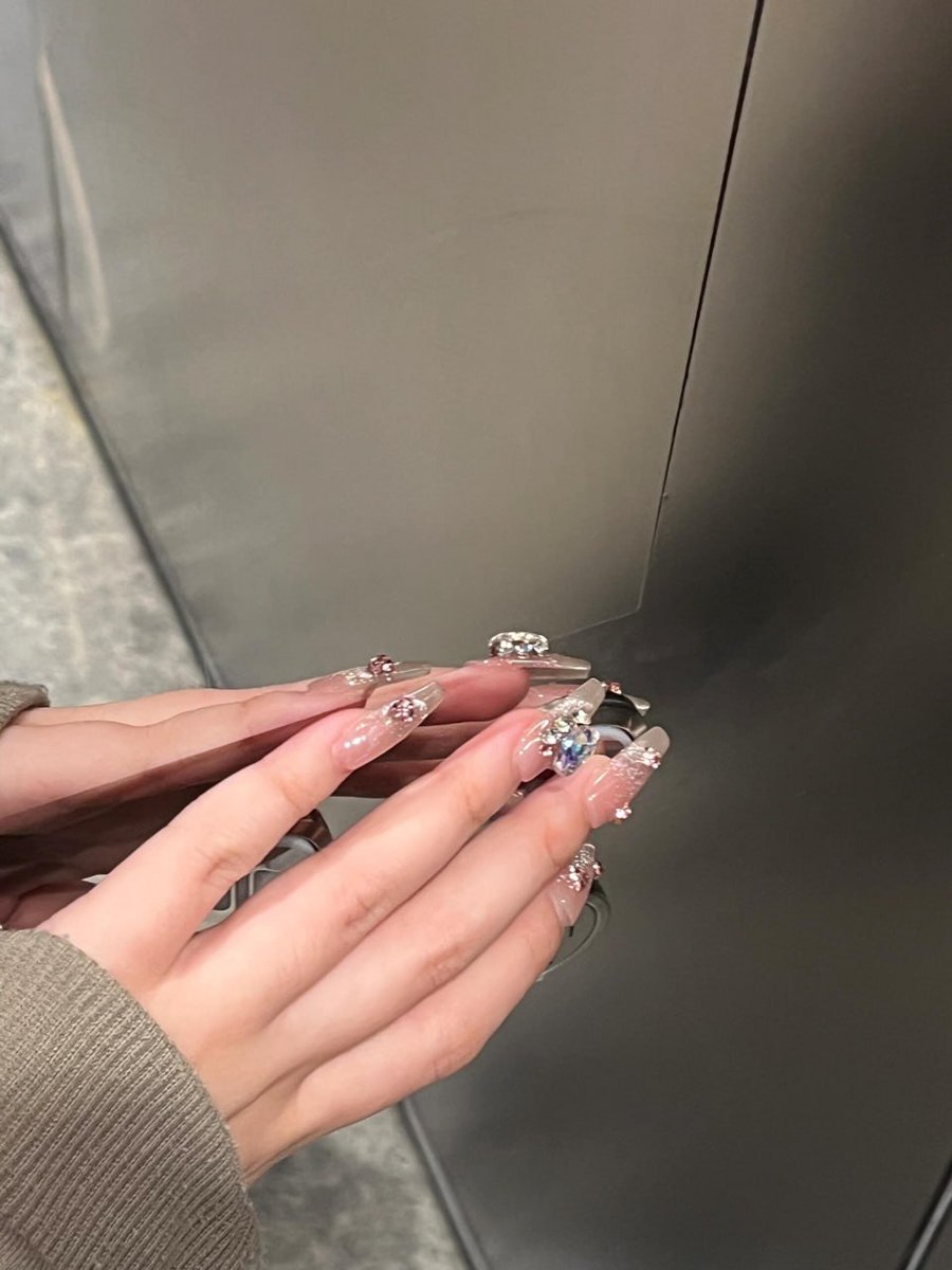 asd1232_'s tweet photo. Fresh mani, fearless moves. 👠💖 #StrongAndBold https://t.co/ucgzupm3io