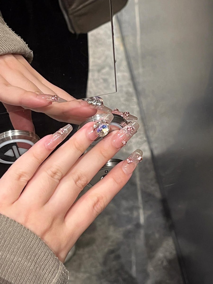 hellokirstie_'s tweet image. Fresh mani, fearless moves. 👠💖 #StrongAndBold