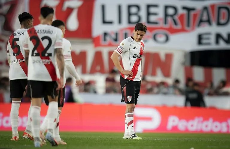 #AbriLaCancha. Hoy, 16hs

➡️ El Clásico de Avellaneda. La mirada racinguista con <a href="/TanoCoccimiglio/">Hernán Coccimiglio²²</a> 

➡️ River y Boca derrotados. La voz xeneize de <a href="/DiegoCessario/">Diego Cessario</a>. El polideportivo con Giuliana

🔴 Nos seguís en vivo en el Youtube de la Gráfica

Con <a href="/carlosaira11/">Carlos Aira</a> y <a href="/nehuuenn/">Nehuen Rios</a>