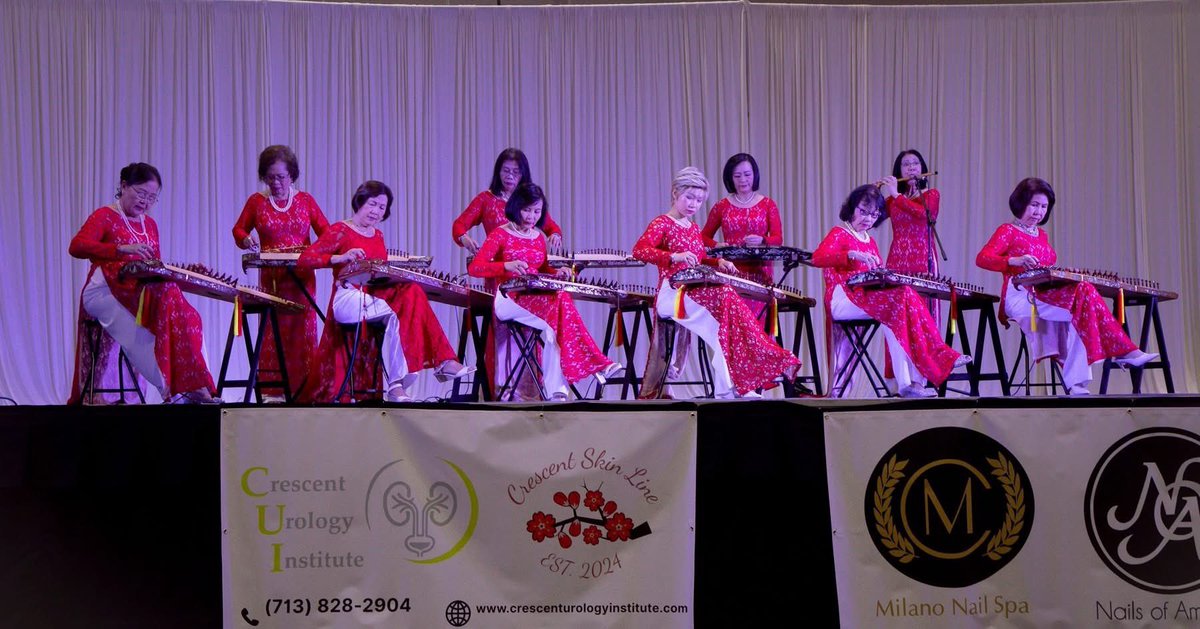 vculturalfest's tweet photo. Still over the moon with joy from @vculturalfest! 🥮 Thank you to everyone who joined us for a day full of delicious food, captivating performances, &amp; meaningful cultural experiences.

Cám ơn for celebrating Tết Trung Thu🏮 &amp; Vietnamese culture with us. See y’all again soon! 💛 https://t.co/1gNNZha6UI