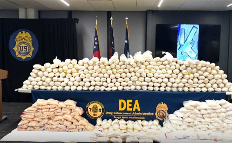 internatio56662's tweet image. 🚓🚨 
DEA ARRESTS 670 CJNG MEMBERS AND SEIZES TONS OF DRUGS IN MASSIVE OPERATION

In a five-day operation, the DEA arrested 670 members of the CJNG and confiscated tons of drugs, weapons, and millions of dollars in assets.

#DEA
#MegaOperation