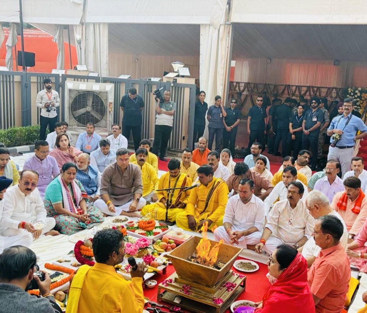 Nitikasharmabjp's tweet photo. आज भाजपा दिल्ली प्रदेश के नवनिर्मित कार्यालय दीनदयाल उपाध्याय मार्ग स्थित,में गृह प्रवेश पूजन एवं हवन कार्यक्रम में सम्मिलित हुई। 

यह कार्यालय हम सभी कार्यकर्ताओं के लिए केवल एक भवन नहीं,एक मंदिर है — जो संगठन,सेवा और समर्पण की निरंतर प्रेरणा देता है।
जय भाजपा

#BJP4Delhi  #BJP https://t.co/yS7jb4OXIq
