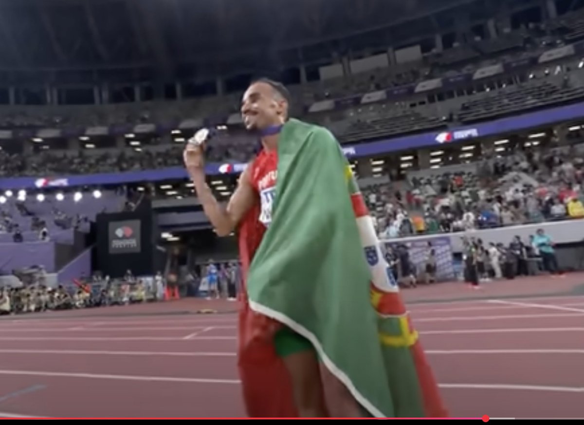 Os “tipos” do vídeo parecem incrivelmente parecidos com o “tipo” da fotografia. Todos nasceram em Portugal, mas seguiram caminhos de vida diferentes. O <a href="/AndreCVentura/">André Ventura</a> está sempre disponível para vídeos “destes tipos”, mas não partilhou este:  youtu.be/xElHNGHUPU8

O vídeo