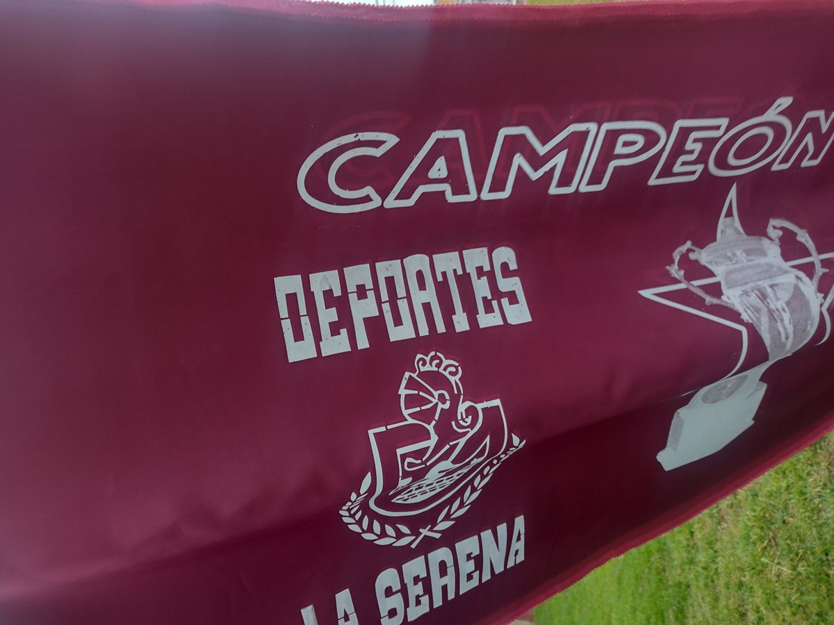 GranateInetCl's tweet photo. @CDLS_OFICIAL Hace un año dábamos la vuelta en el Estadio La Portada como campeones de @primerabdechile con una campaña impecable de la mano de Don Erwin Duran.
Salud por el recuerdo Papayeros!!! 🇦🇹🏆
#deporteslaserena #laserena #campeones #ivregion https://t.co/kA7PcJnGun