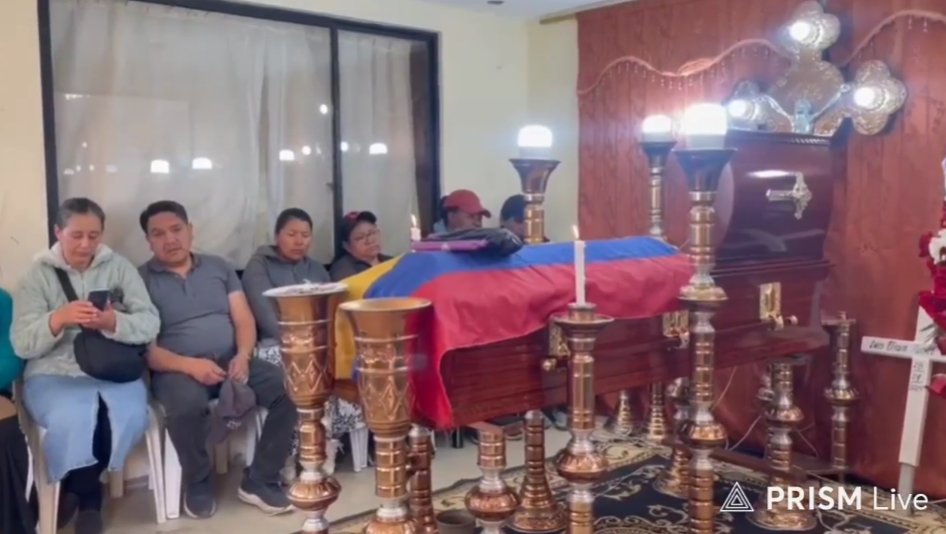 CONAIE_Ecuador's tweet photo. ⭕ #ParoNacional | Velatorio de Efraín Fuérez
Desde la comunidad de Cuicocha, Cotacachi, se despide a Efraín Fuérez, comunero kichwa de 46 años, asesinado en la represión militar del domingo 28 de septiembre.
Este crimen de Estado refleja la violencia con la que el gobierno de Daniel Noboa responde a la protesta social legítima.
Exigimos verdad, justicia y reparación integral para su familia y comunidad. 

https://t.co/tum2xU0Fa4

¡Nuestros muertos no se negocian, la lucha continúa!

@CIDH @ONU_es 

#JusticiaParaEfraín #CONAIE #ParoNacional2025