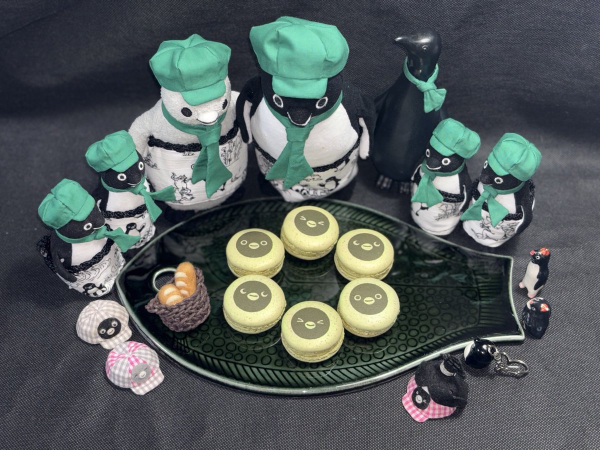 #Suicaのペンギン
#Ladurée

お土産だよ！
買ったものはすべてピスタチオマカロン。こういうわがままな買い方もできるのです。
顔の表情が３種類あり、２個ずつ買いました。

ここで、あっ！と気づきました。ペンギンフェイスばかりだと、もったいなくて、どのマカロンにも手が出せません。