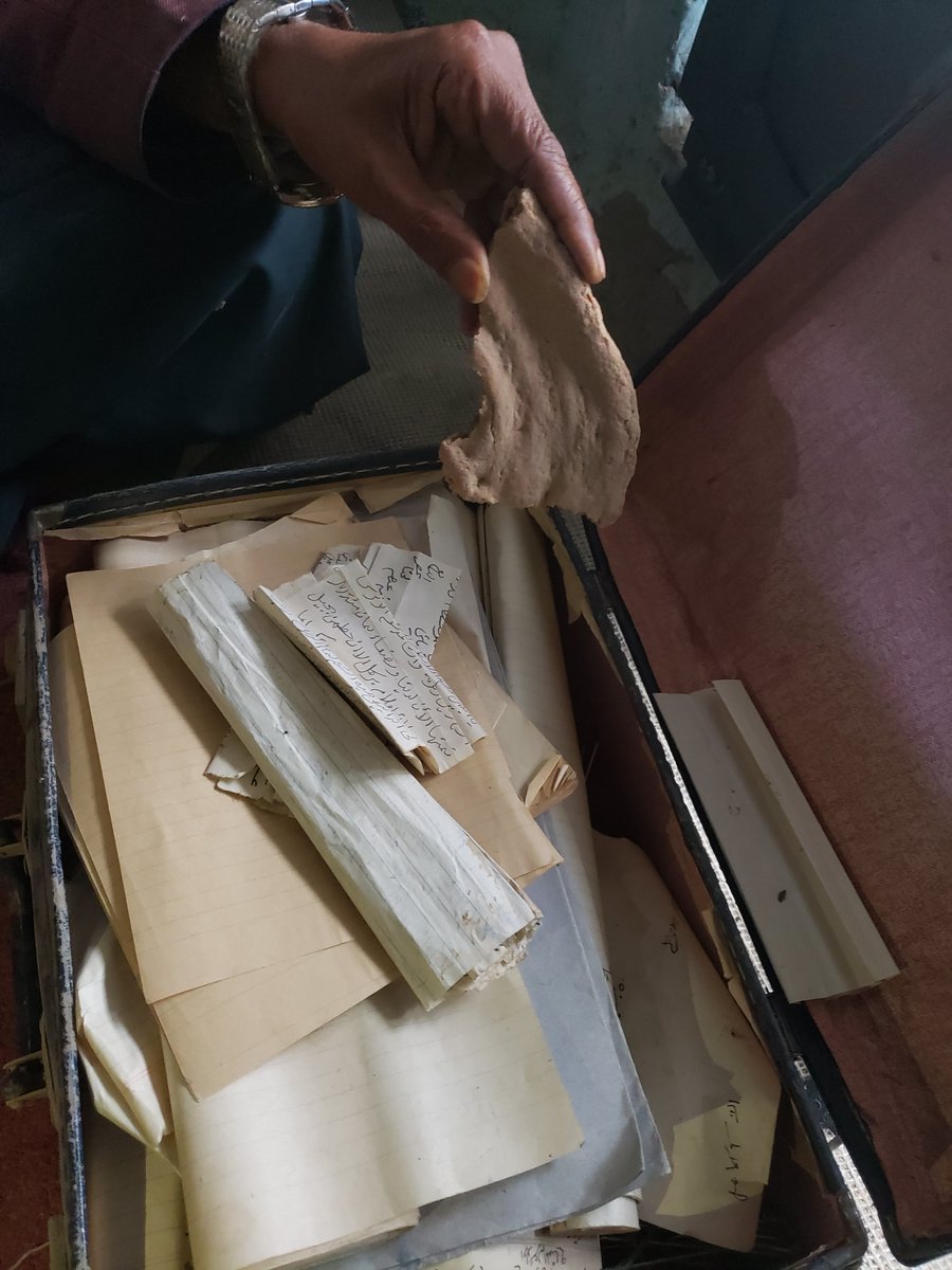 هل تعلمون أني وجدت هذه الفطيرةفي هذه الشنطةبين الأوراق في منزلنابقريةالحرف ناحيةالسدةوادي بناءمحافظة إب أثناءالبحث عن أوراق والغريب أن هذه القطعةمن الخبزلهاأكثرمن50عام داخل الشنطةولم تعطب أوتتفتت بل وجدتهاكاالحجروليس لهاأي رائحةسبحان الله