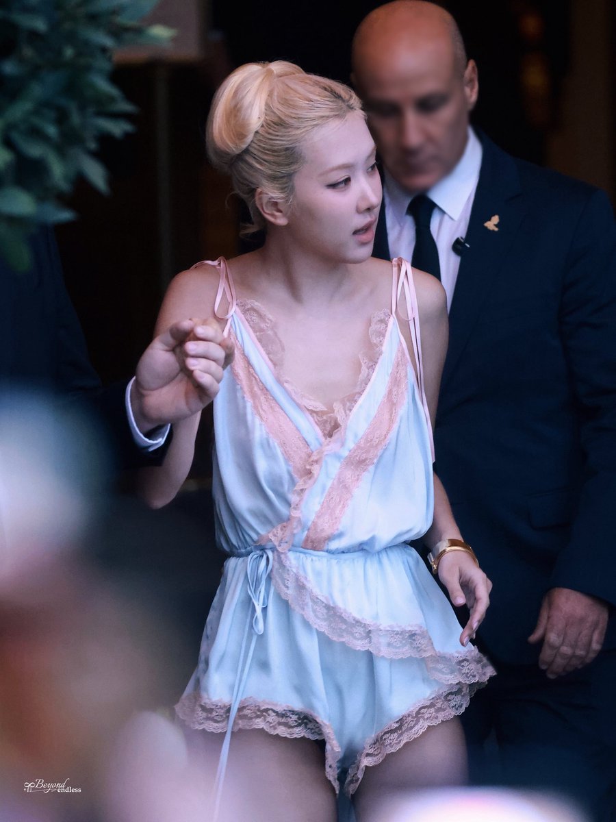 290925 SAINT LAURENT PFW
QUEEN🩷

#SaintLaurent #YSL 
#PFW #ROSÉ