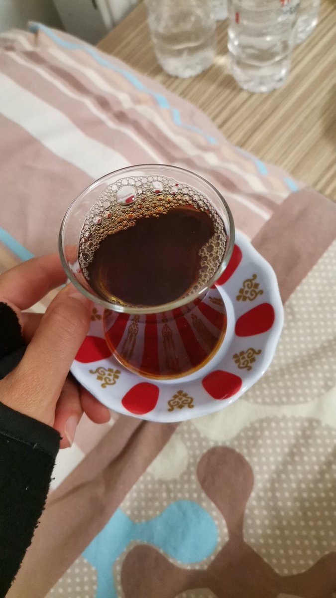 Çay bardağı ve altlığı olan odaya misafirliğe gelmek nasip oldu çok şükür