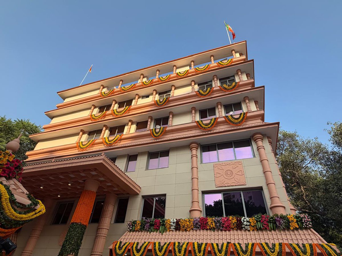 Nitikasharmabjp's tweet image. मुझे पूर्ण विश्वास है कि यहां से भाजपा दिल्ली नई ऊँचाइयों को प्राप्त करेगी और सेवा के नए अध्याय रचे जाएंगे।

जय भाजपा!

#BJP4Delhi #SevaHiSangathan #NewOffice #BJP #NayiUdaan