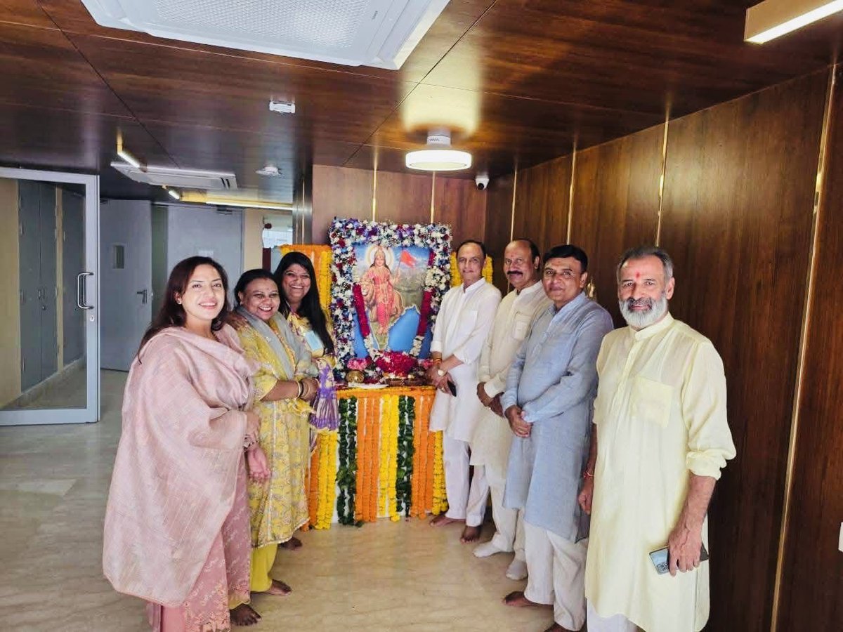 Nitikasharmabjp's tweet image. मुझे पूर्ण विश्वास है कि यहां से भाजपा दिल्ली नई ऊँचाइयों को प्राप्त करेगी और सेवा के नए अध्याय रचे जाएंगे।

जय भाजपा!

#BJP4Delhi #SevaHiSangathan #NewOffice #BJP #NayiUdaan