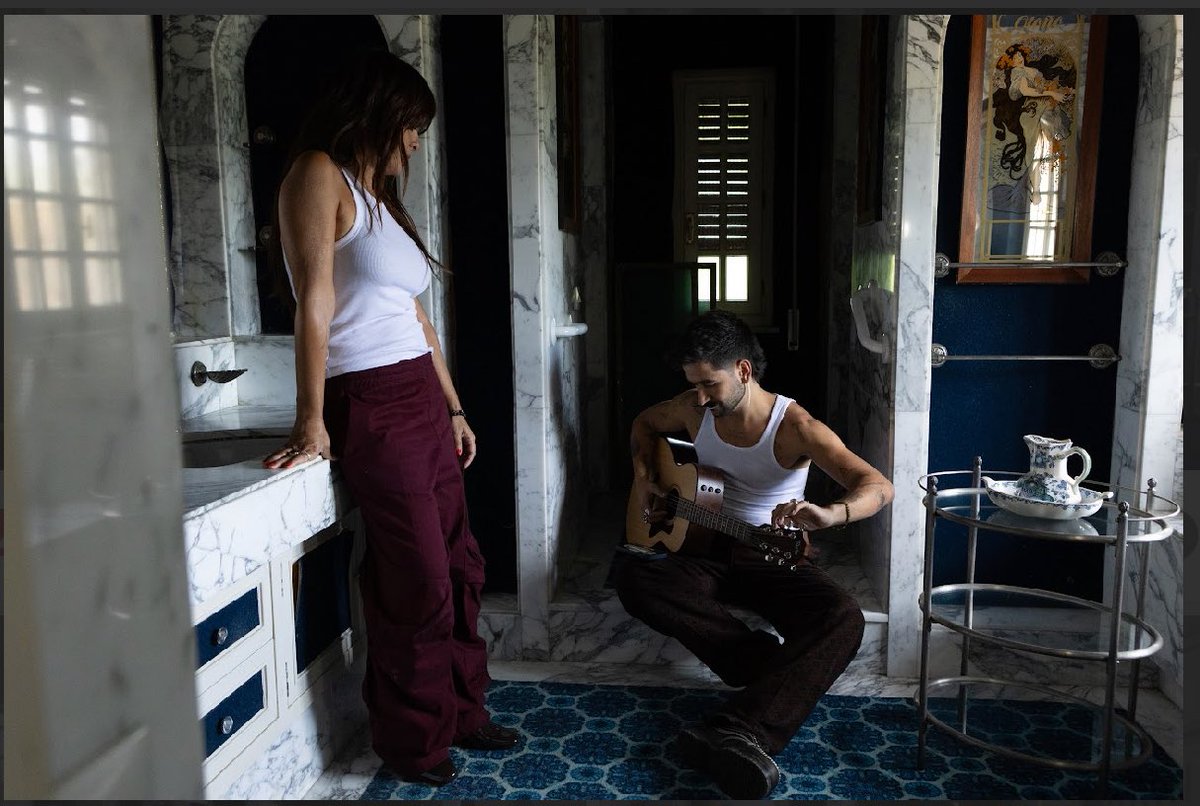 vanesamartin_'s tweet photo. #Malditamudanza 
Querido y admirado amigo @CamiloMusica  contigo las charlas pasan como cohetes, el tiempo vuela aún más rápido y es muy fácil sentir que nada es extraño!!! Desde el puritito amor que le tenemos a ese sentir y querer crecer siendo. El próximo día 3, es vuestra ❤️ https://t.co/AwFYUCv0WJ