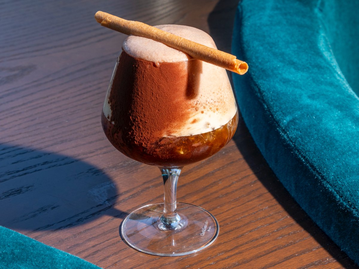 ✨ Monday motivation: Our Espresso Dolce takes the classic espresso martini to new heights with salted chocolate coconut foam and a delicate crispy tuile. Dessert? Cocktail? We say both. Cin cin! 🥂🍫