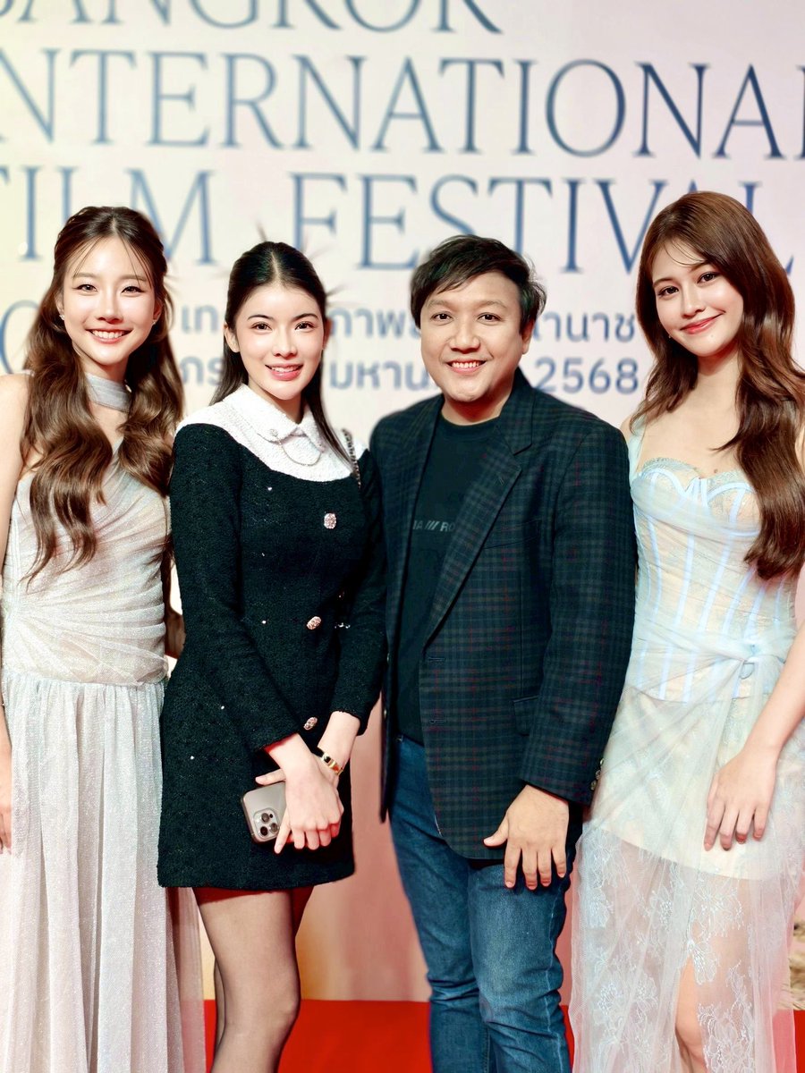 GybProject's tweet image. ร่วมงาน 𝗕𝗮𝗻𝗴𝗸𝗼𝗸 𝗜𝗻𝘁𝗲𝗿𝗻𝗮𝘁𝗶𝗼𝗻𝗮𝗹 𝗙𝗶𝗹𝗺 𝗙𝗲𝘀𝘁𝗶𝘃𝗮𝗹 𝟮𝟬𝟮𝟱 /𝗕𝗞𝗞𝗜𝗙𝗙 𝟮𝟬𝟮𝟱
The Pinnacle Hall ชั้น 8, ICONSIAM
#BKKIFF2025 #galapremiereTeeYod3
#ธี่หยด3
#มิ้นท์ธัญญาพร #อิ่มเอมเบญญาภา
#กรั๊นจ์สาริศา 
#mintthanyaporn
#GYBentertainment #ballGYB