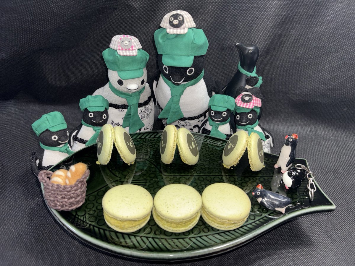 #Suicaのペンギン
#Ladurée

ペンギン顔がかわいすぎて食べられないと迷っていましたが、いいことを思いつきました。ペンギン顔のマカロン同士をペアにし、無地同士を貼り合わせて食べちゃえ！
現在、無地は既にいただきました。ピスタチオクリームが美味しい。

Wフェイスマカロンは冷蔵庫に保管中。