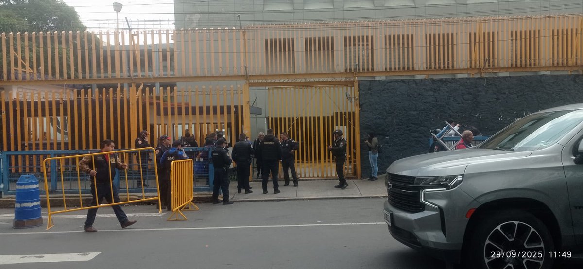 pilarcantero_'s tweet photo. Elementos de la @SSC_CDMX revisan las instalaciones de la @Prepa8_UNAM en @AlcaldiaAO X la amenaza de bomba. Las clases se reanudarán mañana.
Varios planteles de la #UNAM #CCHS #Prepas y facultades han recibido amenazas después del homicidio de un estudiante en el #cchsur #paro https://t.co/wDMJjJyvMB