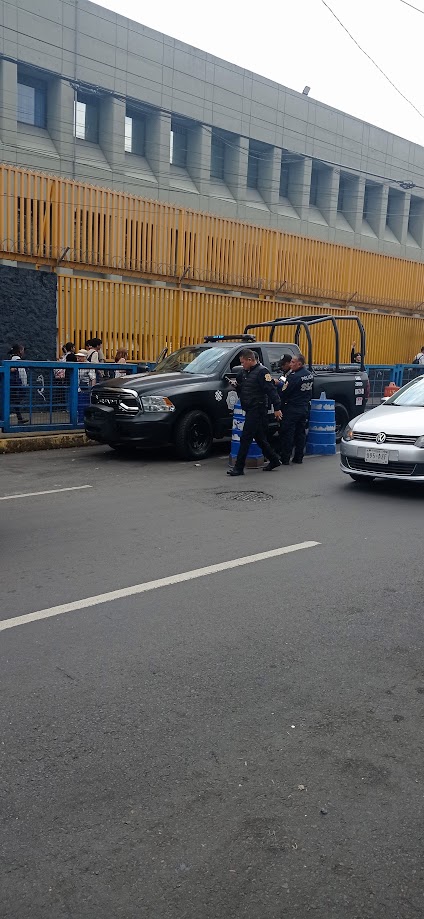 pilarcantero_'s tweet photo. Elementos de la @SSC_CDMX revisan las instalaciones de la @Prepa8_UNAM en @AlcaldiaAO X la amenaza de bomba. Las clases se reanudarán mañana.
Varios planteles de la #UNAM #CCHS #Prepas y facultades han recibido amenazas después del homicidio de un estudiante en el #cchsur #paro https://t.co/wDMJjJyvMB