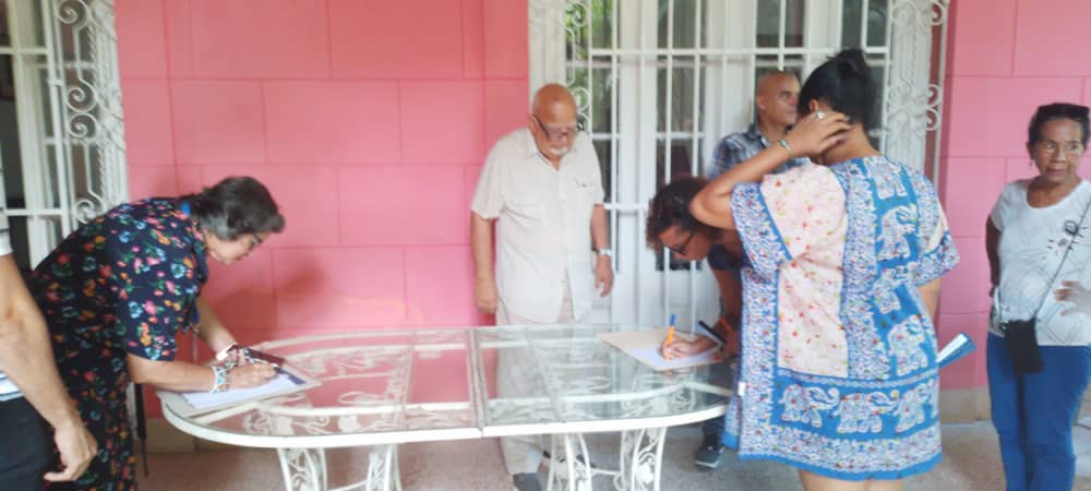 En el día de hoy, la Oficina del Programa Martiano fue sede de la firma por parte de su colectivo laboral de la declaración de apoyo a la República Bolivariana de Venezuela ante las amenazas por parte del gobierno de Estados Unidos. 

#DeCaraAlSol