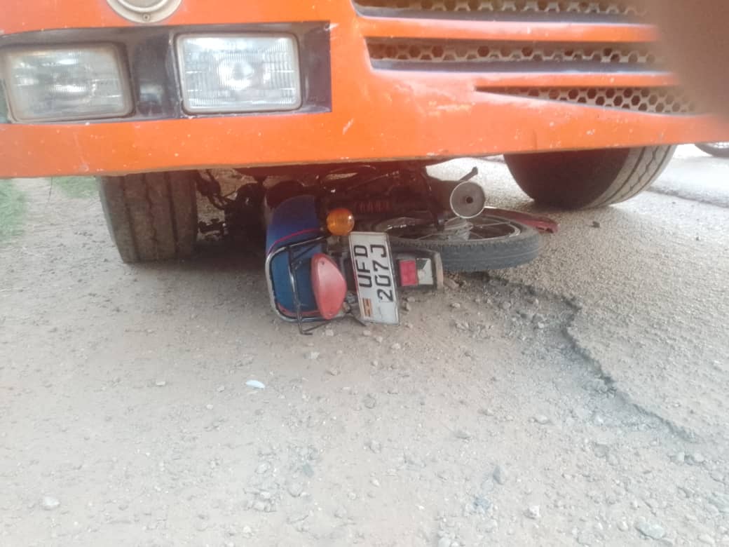 91.2 Crooze FM (@912croozefm) on Twitter photo A UPDF officer attached to the 2nd Infantry Division in Mbarara has died in a road crash along the Mbarara–Masaka highway this evening. Lt. Juliet Mbasalaki was riding on a motorcycle that collided with a Global bus, registration UBE 688R.
Aggrey Twesigye reports
#CroozeFMNews A UPDF officer attached to the 2nd Infantry Division in Mbarara has died in a road crash along the Mbarara–Masaka highway this evening. Lt. Juliet Mbasalaki was riding on a motorcycle that collided with a Global bus, registration UBE 688R.
Aggrey Twesigye reports
#CroozeFMNews