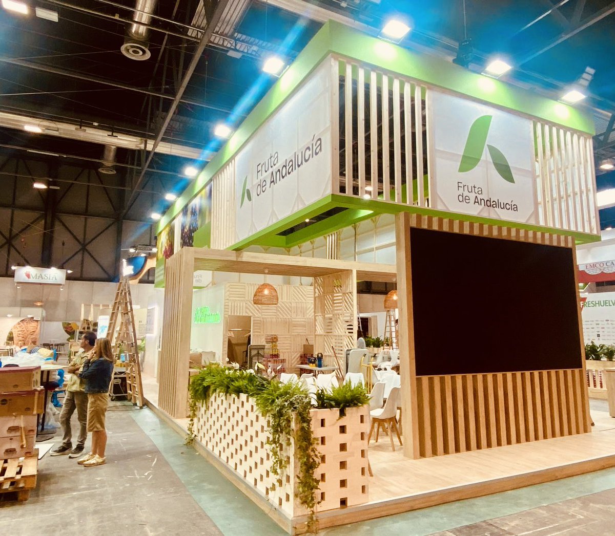 Últimos retoques de montaje en el stand de FRUTA DE ANDALUCÍA en la feria FRUIT ATTRACTION 2025 que este martes, 30 de septiembre, comienza en Madrid. 

📍Hasta el próximo jueves 2 de octubre estaremos en el Pabellón 9, Stand E08 de IFEMA MADRID.