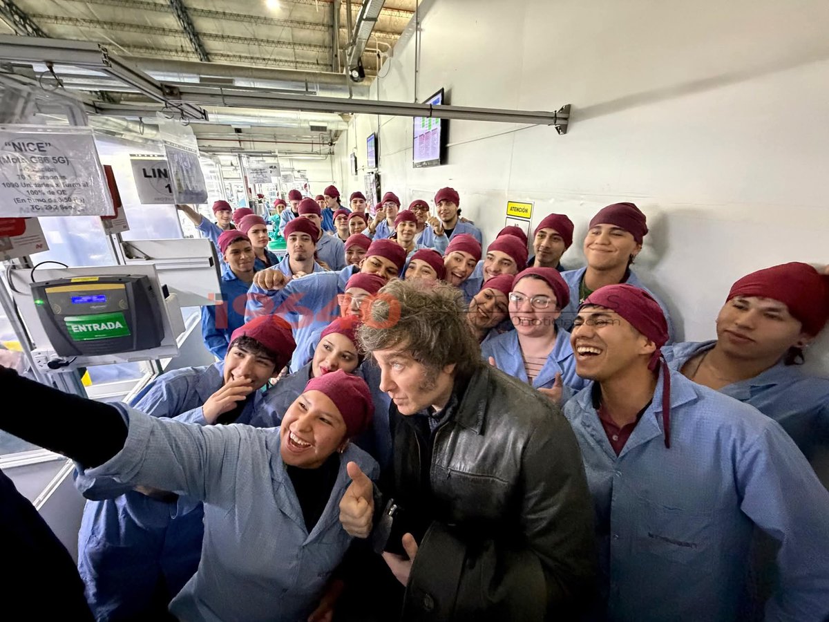 JCAnoticias's tweet photo. #Ahora #ushuaia
El Presidente Javier Milei junto a los trabajadores de #Newsan
#Whatsapp 2901 60-0875 JCAnoticias
@JMilei @EsTendenciaEnX
@TraductorTeAma
https://t.co/xyZRZSIy7c https://t.co/0xc6ROH4JF