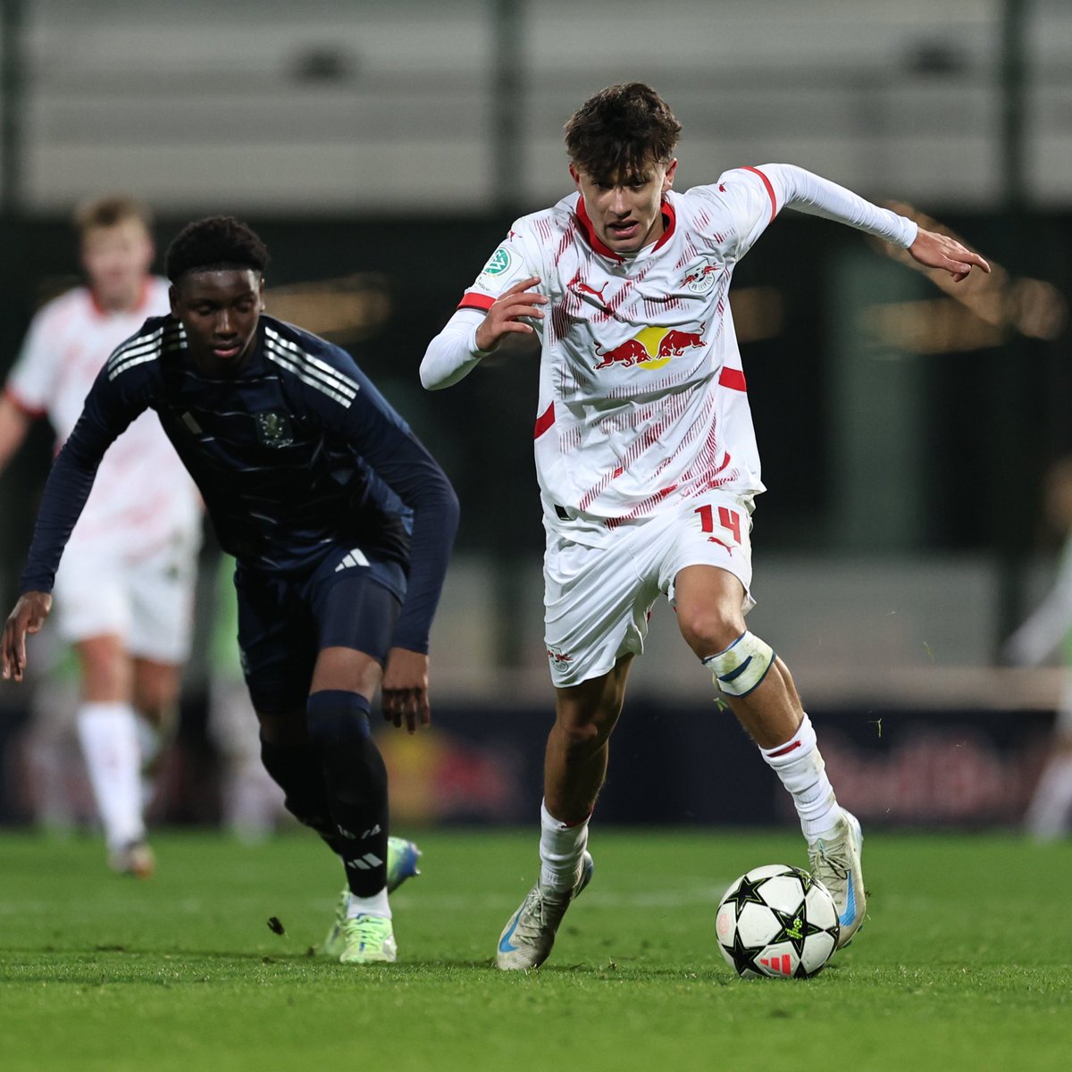 🇩🇪Toni Langsteiner (17, 2008)

So impressive for RB Leipzig U21 against Wolves U21 tonight.
Aggressive dueller, reads the game well to break up plays, but his calmness in possession stand out.

Excellent ability to see and pick and pass. 
Real mature performance 👏⚽️