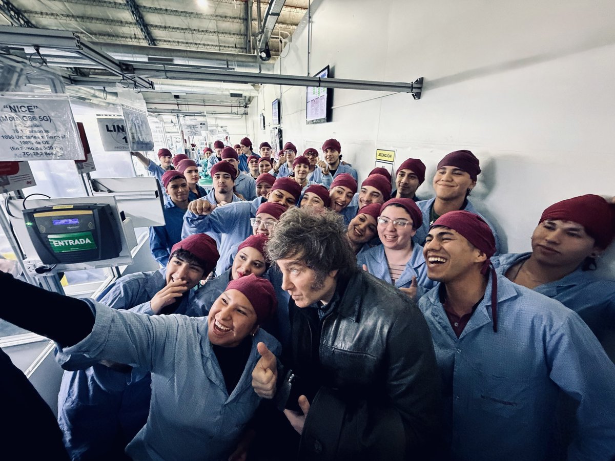 🏭 Hoy el Presidente Milei visitó una de las plantas de Newsan, una empresa con ADN fueguino generadora de empleo desde hace más de 30 años.

Con el empuje del sector privado y con menos impuestos vamos a seguir generando empleo y más producción. 

Ese es el camino para poner de