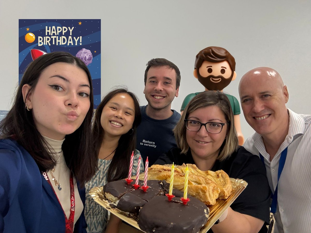 🎂 Hoy hemos tenido un lunes muy lunes en La Luna, pero hemos podido celebrar el cumpleaños de nuestra astronauta María Domínguez. ¡Felicidades y que este sea el primero de muchas celebraciones juntos! 

🥳 Adivinad quien no se lo quería perder, pero estaba teletrabajando...