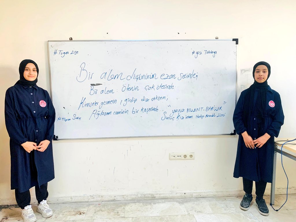 📚✍️ #YazTahtaya etkinliğimizde bu hafta;
Yavuz Bülent Bakiler’in gönüllere dokunan sözünü gençlerimiz tahtaya yazdı 💙
“Bir âlem düşünürüm ezan sesinde;
Bir âlem: Ötenin çok ötesinde...”
Her hafta farklı bir düşünürün sözüyle genç yüreklerde iz bırakmaya devam ediyoruz 🤍✨