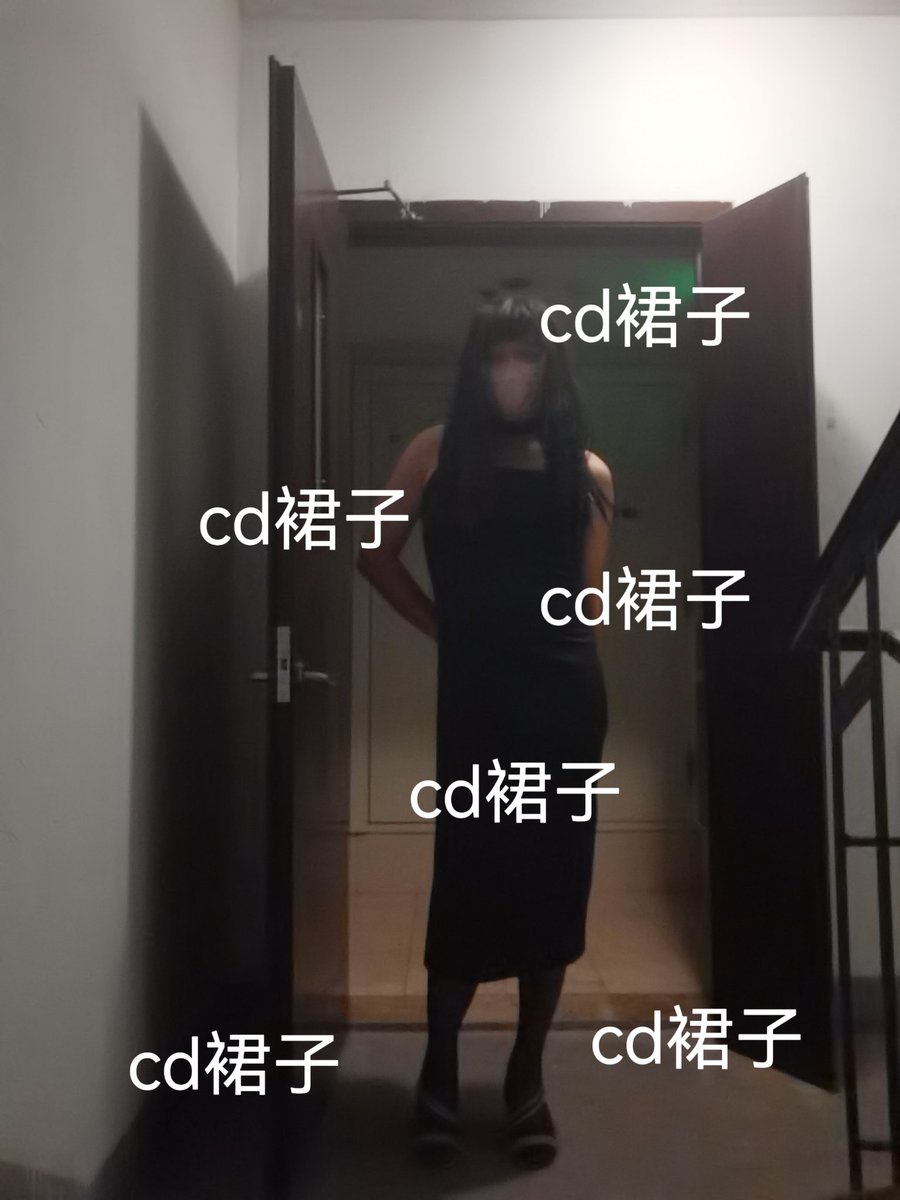 jomedy's tweet photo. 晚上，骚货出没，裙子下面带着锁，穿着吊带丝袜，太暴露了。从开始的怕被人看到，到后来突然开始渴望被人看到(我怎么会有这样的心里转变) https://t.co/PbPenXUybs