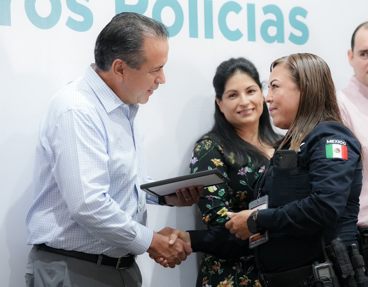 👮🏻‍♂️🚓 Esta mañana entregamos reconocimientos a las y los Policías del Mes, quienes se han distinguido por su compromiso de Servir y Proteger a las familias hermosillenses.

Hicimos un llamado a redoblar esfuerzos y no bajar la guardia, reforzando nuestras acciones en coordinación