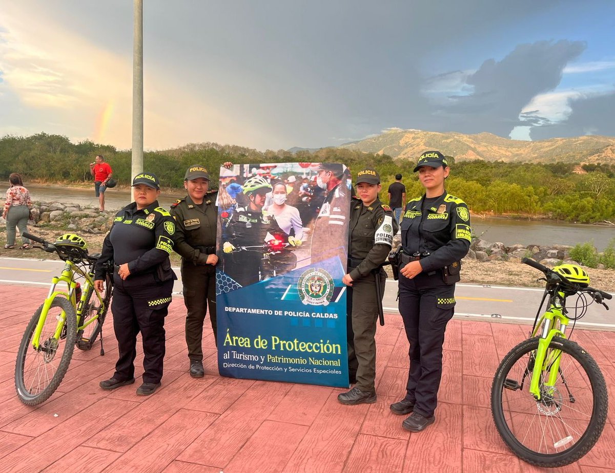 Policia_Caldas's tweet photo. 👮‍♂️Nuestros uniformados de @ProteccionPonal en #Caldas 👧🧒 🌍 realizaron jornada de prevención de #ESCNNA en el Malecón del Río Magdalena 🌊 en #LaDorada.

👥 Más de 80 personas sensibilizadas
🛑 Recomendaciones de seguridad para turistas
🧒 Protección de nuestros niños y niñas. https://t.co/TSqzySxPrL