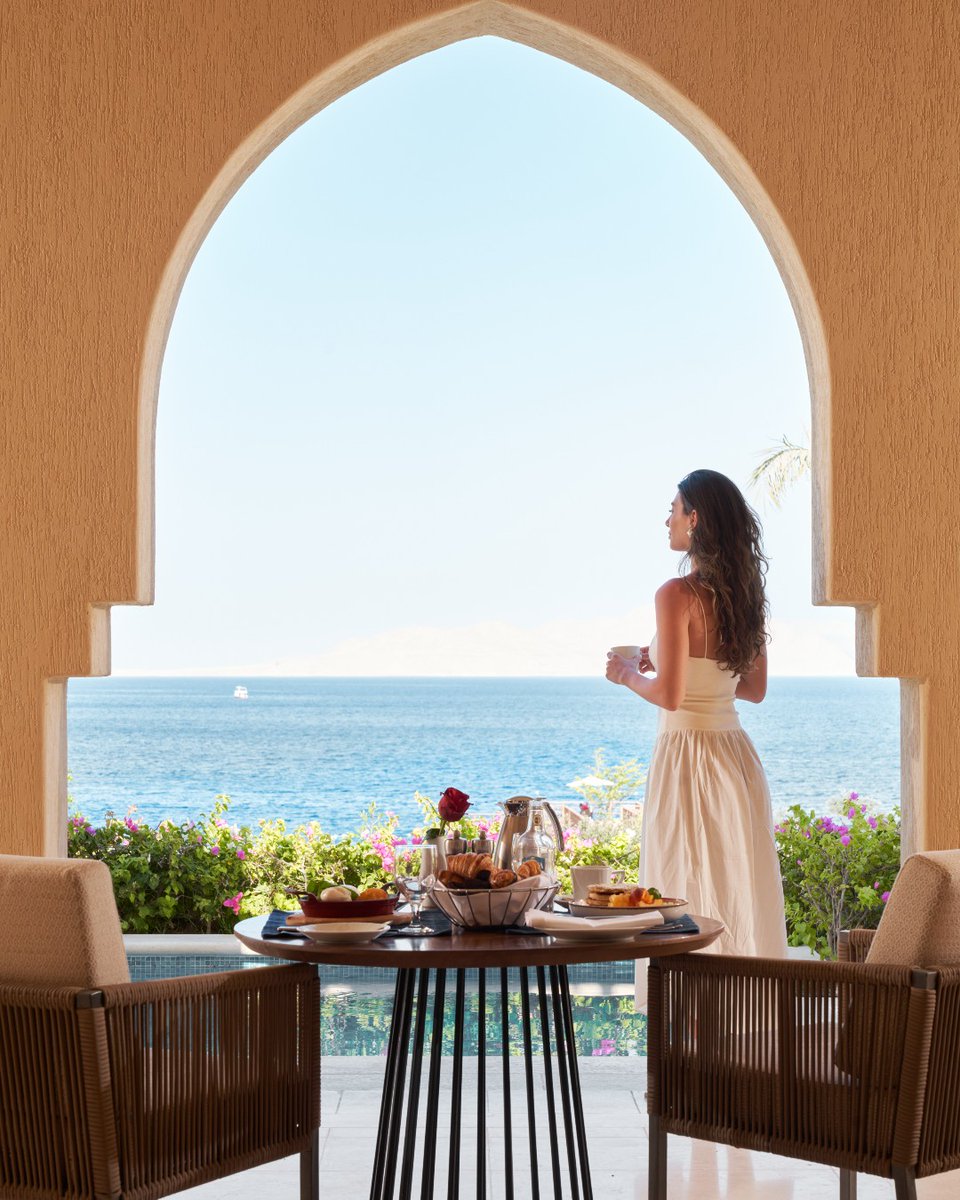 FSSharmElSheikh's tweet image. Sip your morning coffee from your own private terrace and watch the sun rise over the Luna Pool — a serene start to a perfect day.

#Fourseasons #FSSharmelsheikh #sharmelsheikh