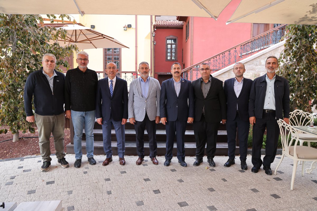 Meram İlçe Başkanımız Sayın Mehmet Munlafalıoğlu, Belediye Başkanımız Sayın Mustafa Kavuş, İl Başkan Yardımcımız, Yerel Yönetimler Başkanımız Sayın Kazım Küçükçöğen ve İl Yönetim Kurulu Üyemiz Sayın Ebuzer Solmaz ile birlikte;
 
Suriçi Çarşısı'nda kıymetli hemşehrilerimizi