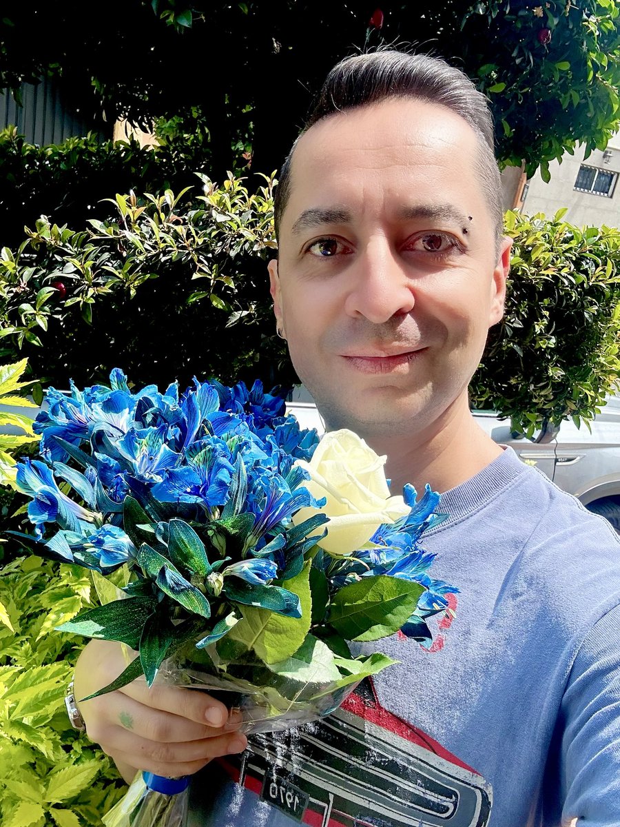 Flores para mis amados Arcángel Miguel, y Arcángel Gabriel, hoy en su día! 💙🤍